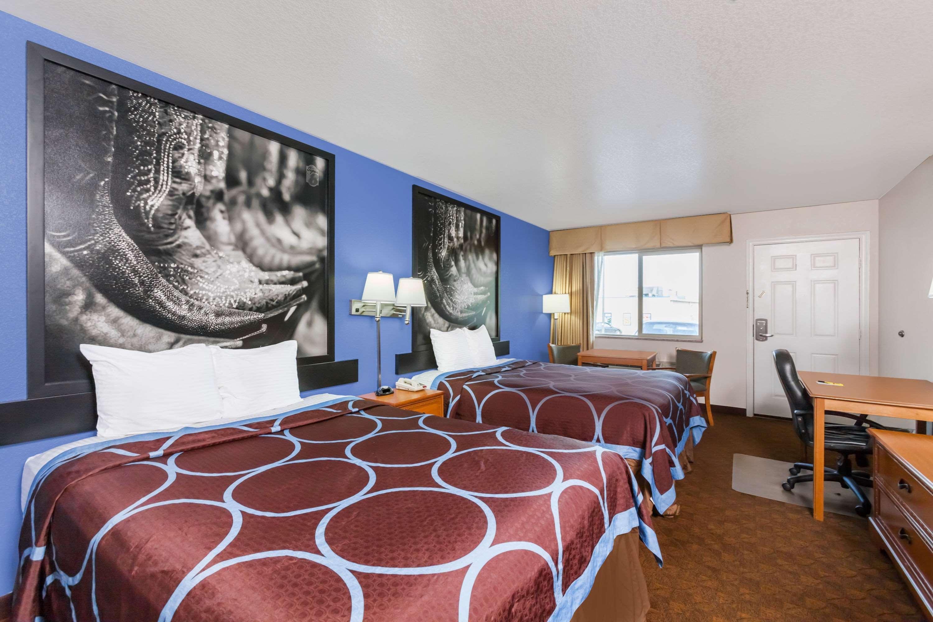 Super 8 By Wyndham Cleburne Motel Exterior photo